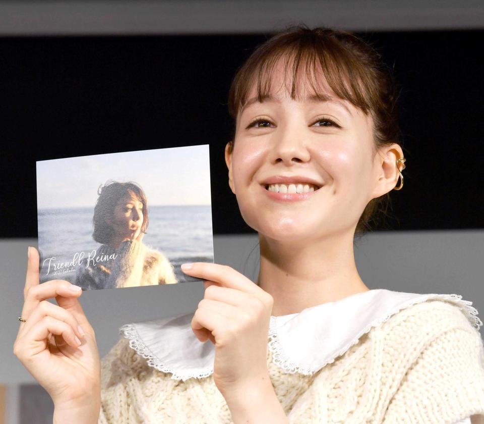 　初めてカレンダーを発売するトリンドル玲奈（撮影・佐々木彰尚）