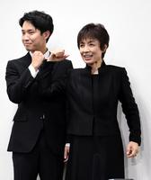 　渡辺徹さんのポーズをまねる榊原郁恵（右）と渡辺裕太（撮影・佐藤厚）