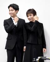 　渡辺徹さんが出演したＣＭのポーズをまねる榊原郁恵（右）と渡辺裕太（撮影・佐藤厚）