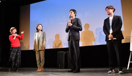　完成披露上映会に登場した（左から）浅田美代子、三浦透子、東出昌大、宮川博至監督（撮影・佐々木彰尚）