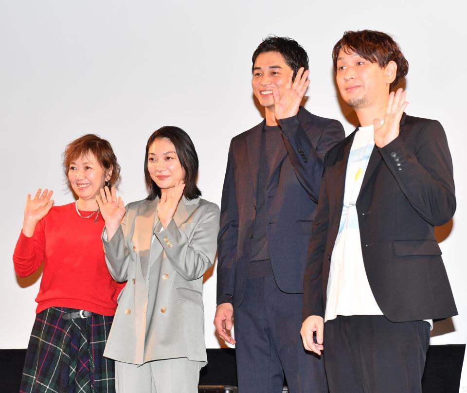 　完成披露上映会に登場した（左から）浅田美代子、三浦透子、東出昌大、宮川博至監督（撮影・佐々木彰尚）
