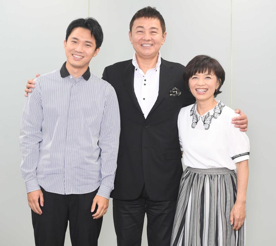 　記念写真に納まる（左から）渡辺裕太、渡辺徹さん、榊原郁恵＝２０２１年７月