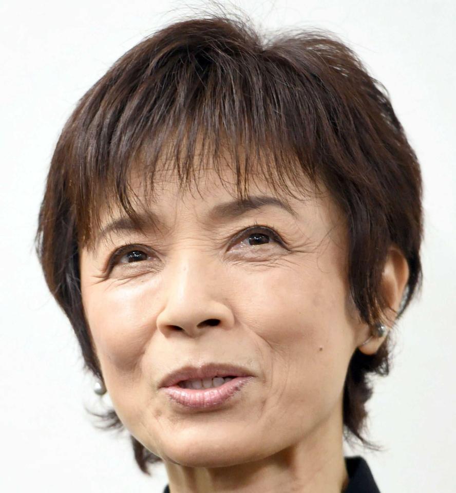 　目を潤ませながら思い出を語る榊原郁恵（撮影・佐藤厚）