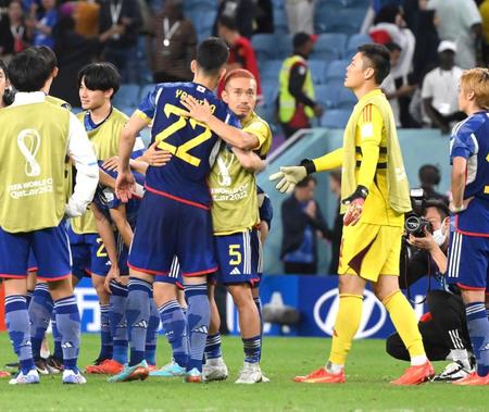 　試合後、吉田と抱き合う長友