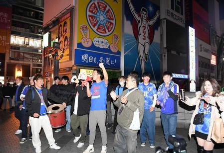 　大阪・道頓堀で敗戦後に気勢を上げるサポーターたち（撮影・石井剣太郎）