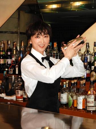 　バーテンダーの衣装でシェーカーをふる紫吹淳