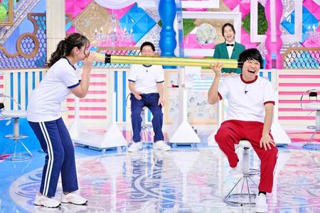 　ゲームに挑戦するアンジェラ芽衣（左）とさらば青春の光・東ブクロ＝大阪・毎日放送（Ｃ）ＭＢＳ