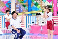 　ゲームに挑戦する桃月なしこ（右）とさらば青春の光・森田哲矢＝大阪・毎日放送（Ｃ）ＭＢＳ