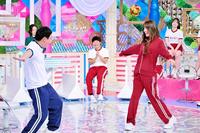 　野球拳をするさらば青春の光・森田哲矢（左）と真島なおみ＝大阪・毎日放送（Ｃ）ＭＢＳ