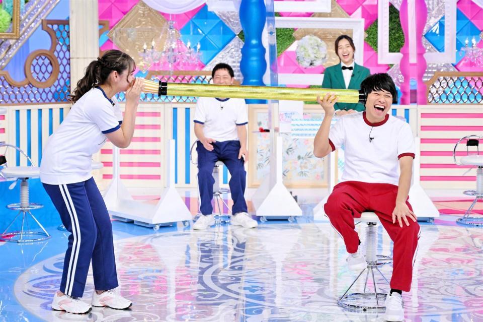 　ゲームに挑戦するアンジェラ芽衣（左）とさらば青春の光・東ブクロ＝大阪・毎日放送（Ｃ）ＭＢＳ