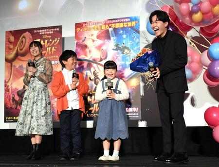 　勢ぞろいした鈴木４兄弟（左から）長女・夢、次男・楽、次女・誉、長男・福（撮影・佐藤厚）