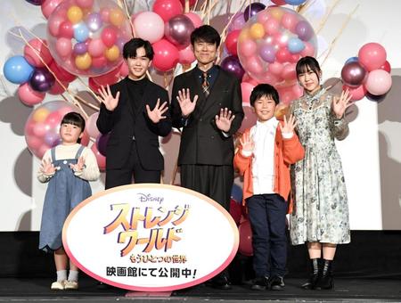 　客席に手を振る（左から）鈴木誉、鈴木福、原田泰造、鈴木楽、鈴木夢（撮影・佐藤厚）