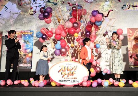 　風船を割る（左から）鈴木福、鈴木誉、鈴木楽、鈴木夢（撮影・佐藤厚）