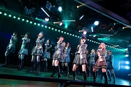 　１７周年特別記念公演のステージに立つ岡田奈々（前列右から２人目）らＡＫＢ48メンバー©ＡＫＢ４８