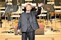 　客席に手を振る小栗旬