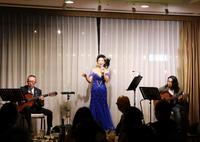 　クリスマス忘年会ライブを開催した三ツ屋亜美