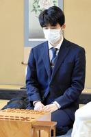 　対局に挑む藤井聡太五冠（提供：日本将棋連盟）