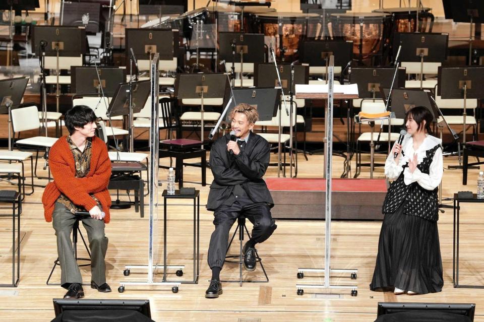 　撮影を振り返る（左から）坂口健太郎、小栗旬、新垣結衣