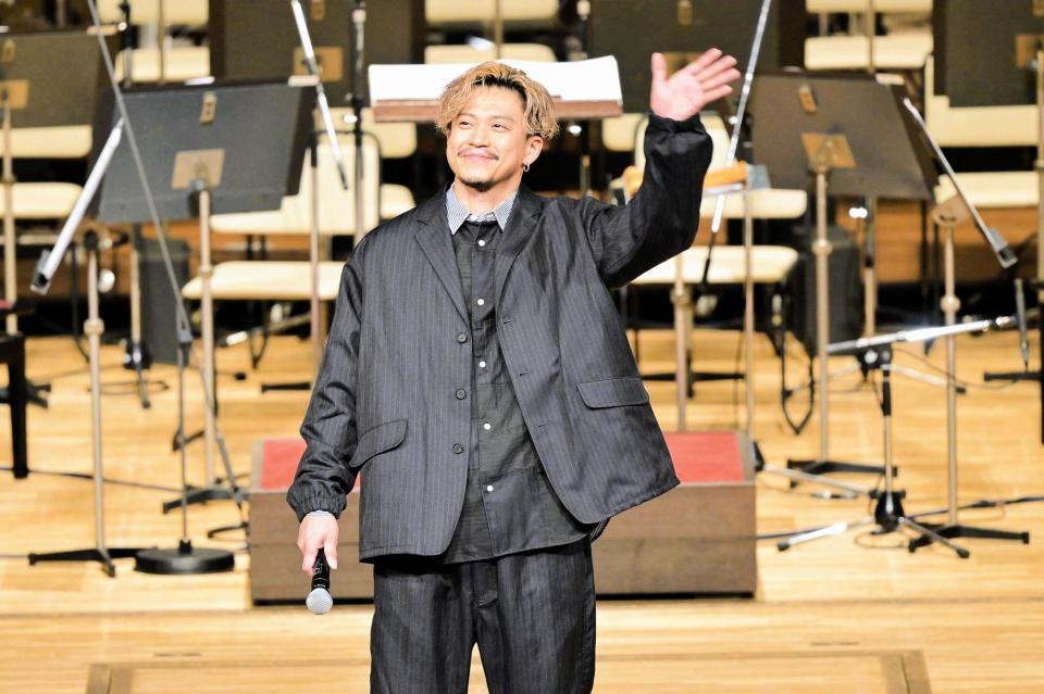 　客席に手を振る小栗旬