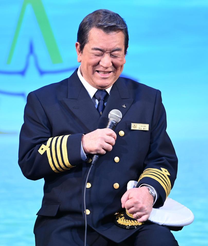 　笑顔で取材に応じる加山雄三（撮影・高石航平）