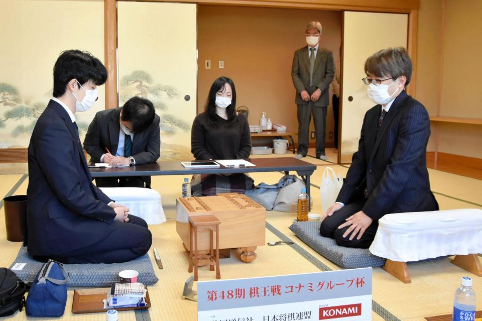 　対局に挑む藤井聡太五冠（左）と羽生善治九段（提供：日本将棋連盟）