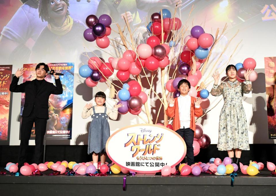 　客席に手を振る（左から）鈴木福、鈴木誉、鈴木楽、鈴木夢（撮影・佐藤厚）