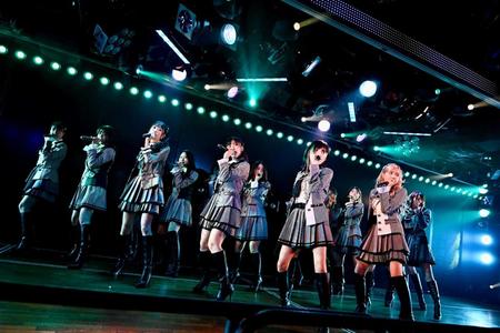 　１７周年特別記念公演のステージに立つ岡田奈々（前列右から２人目）らＡＫＢ４８メンバー（Ｃ）ＡＫＢ４８