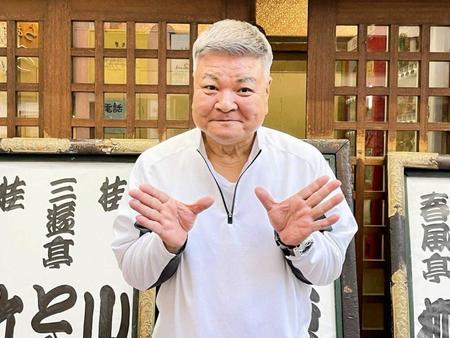 　桂竹丸、来年初席のトリを任された新宿末広亭前で