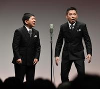 　会場を沸かせる爆笑問題（撮影・佐々木彰尚）