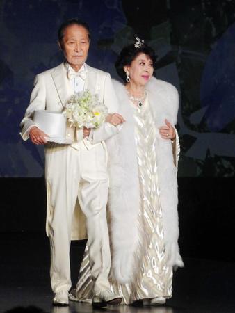 　桂由美氏のコレクションに結婚５５年を迎えた夫婦として登場した吉田喜重さんと岡田茉莉子＝２０２０年２月