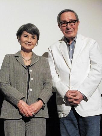 　夫妻で朗読を担当した映画の舞台あいさつに出席した江原真二郎さん（右）と中原ひとみ＝２０１５年８月