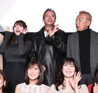 　共演者らと手を振るいしだ壱成（中央）＝撮影・園田高夫