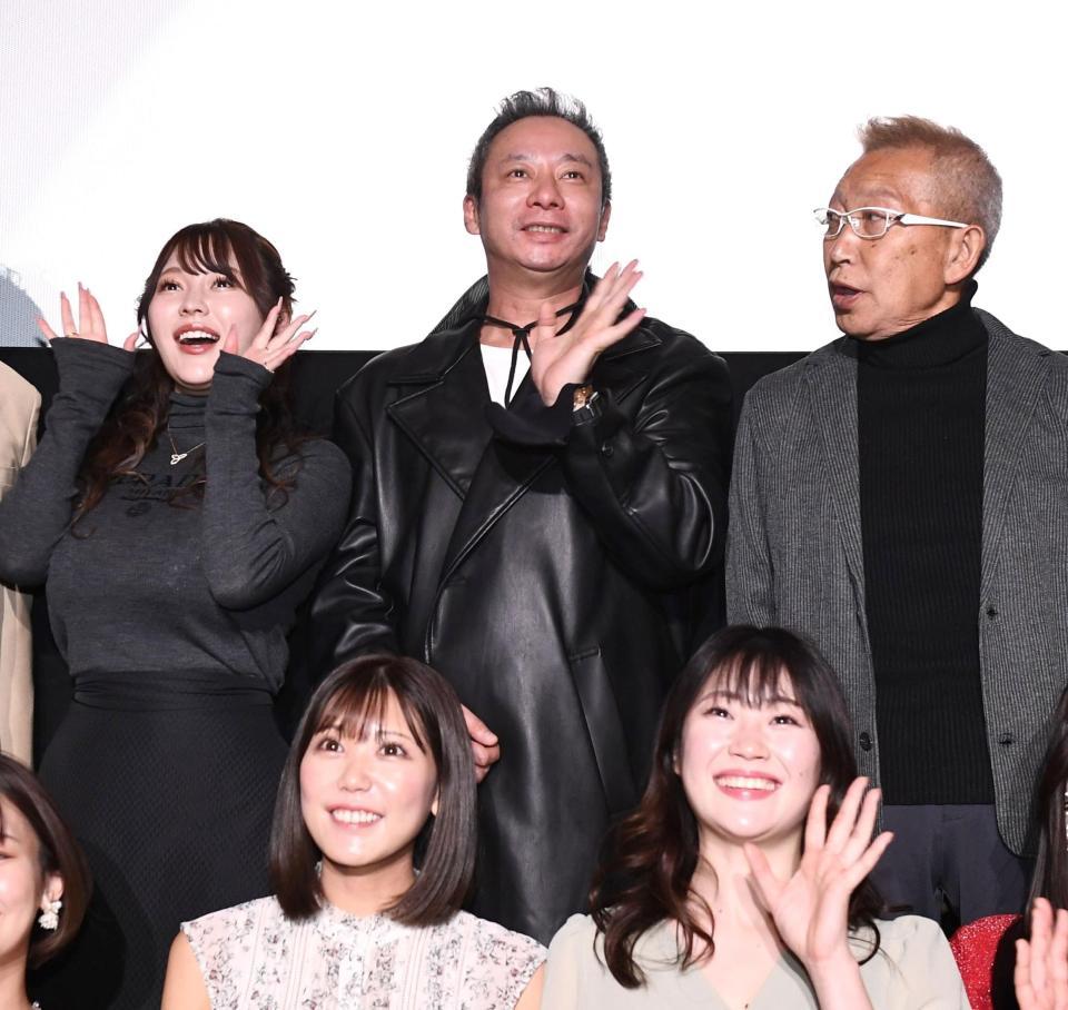 　共演者らと手を振るいしだ壱成（中央）＝撮影・園田高夫