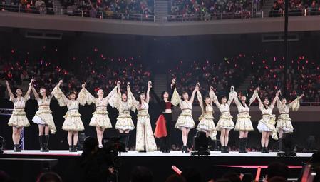 　メンバーと一緒に最後のあいさつをする加賀楓（中央）＝撮影・園田高夫