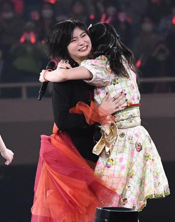 　メンバーと抱き合い、感極まる加賀楓（撮影・園田高夫）