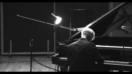 　坂本龍一『Ｒｙｕｉｃｈｉ　Ｓａｋａｍｏｔｏ：　Ｐｌａｙｉｎｇ　ｔｈｅ　Ｐｉａｎｏ　２０２２』©２０２２　ＫＡＢ　Ｉｎｃ．