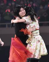 　メンバーと抱き合い、感極まる加賀楓（撮影・園田高夫）