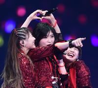 　メンバーと仲良く熱唱する加賀楓（中央）＝撮影・園田高夫