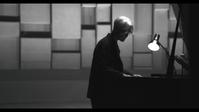 　坂本龍一『Ｒｙｕｉｃｈｉ　Ｓａｋａｍｏｔｏ：　Ｐｌａｙｉｎｇ　ｔｈｅ　Ｐｉａｎｏ　２０２２』©２０２２　ＫＡＢ　Ｉｎｃ．