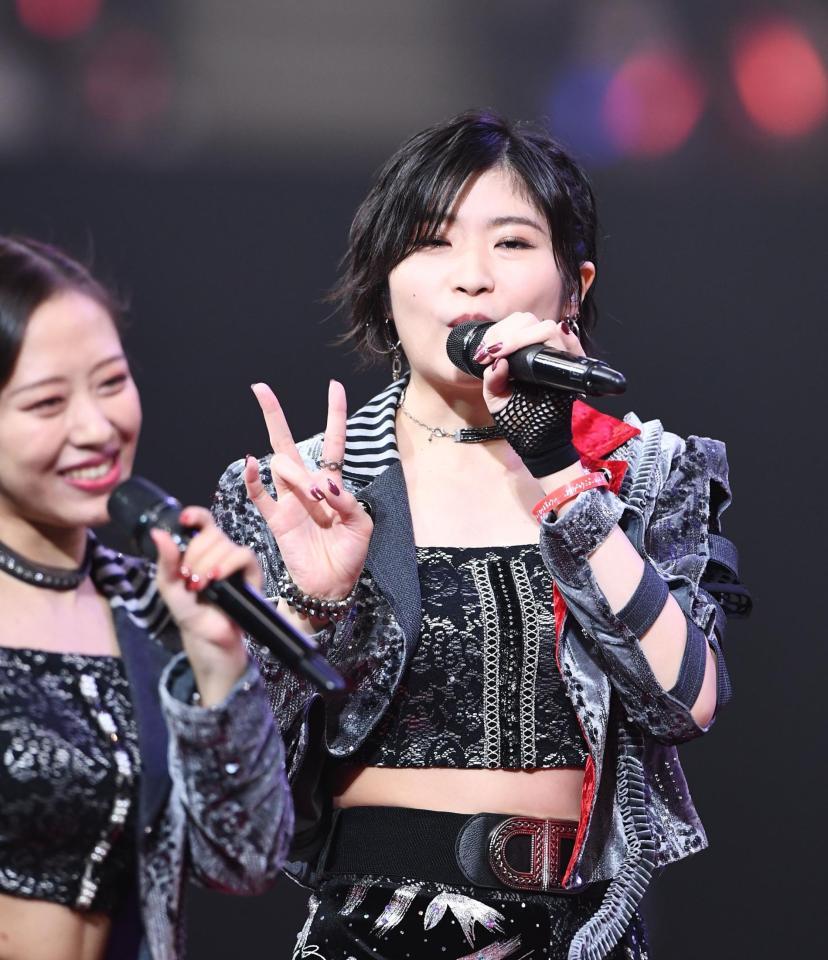 　笑顔でＶサインをする加賀楓（撮影・園田高夫）