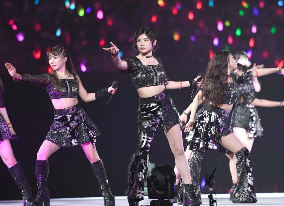 　卒業ステージで熱いダンスを見せる加賀楓（中央）＝撮影・園田高夫