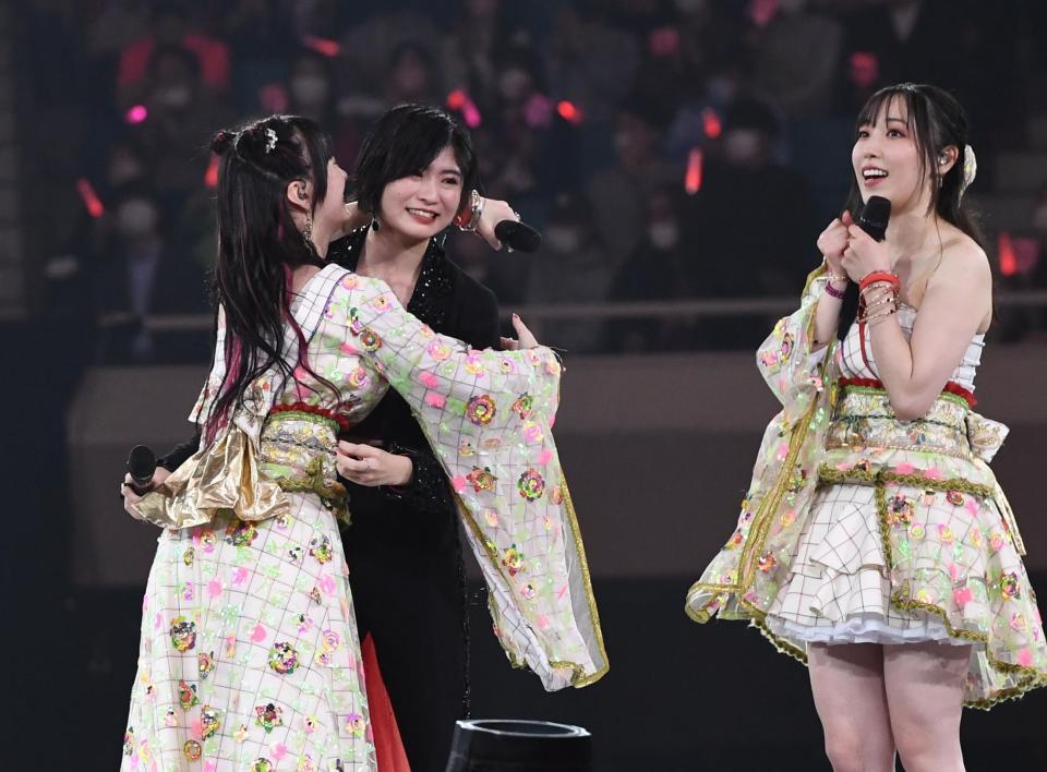 　メンバーに祝福される加賀楓（撮影・園田高夫）