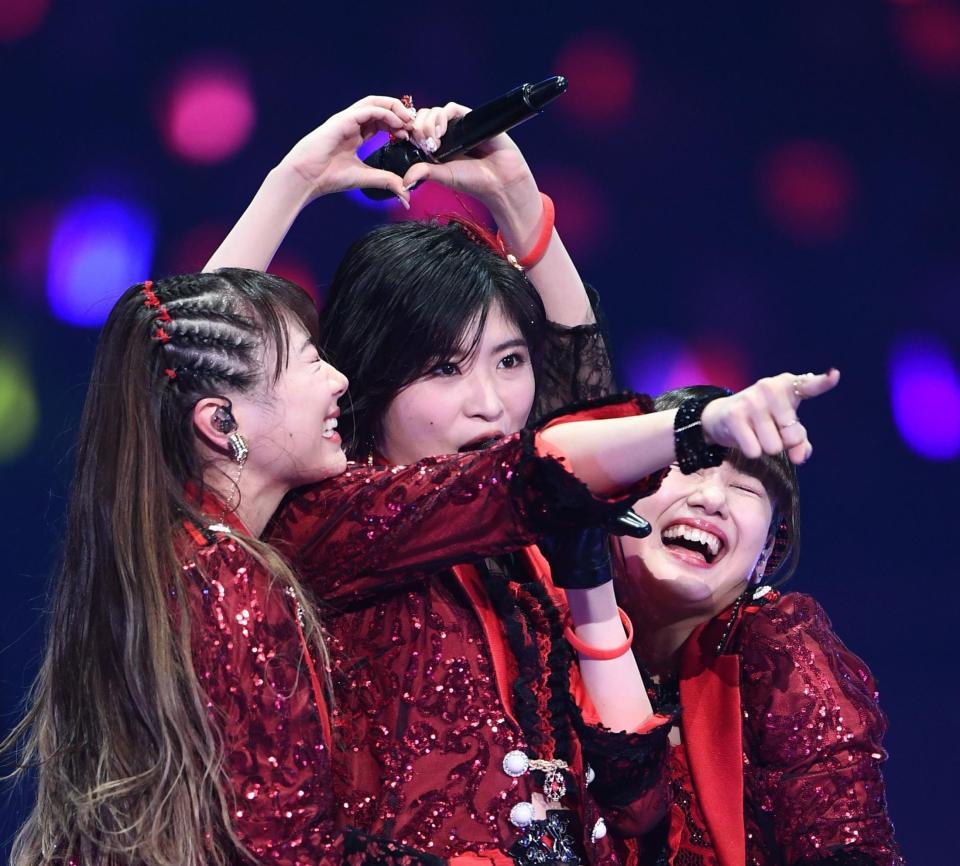 　メンバーと仲良く熱唱する加賀楓（中央）＝撮影・園田高夫