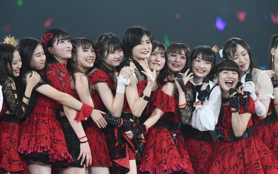 　卒業公演でメンバーに囲まれる加賀楓（中央）＝撮影・園田高夫