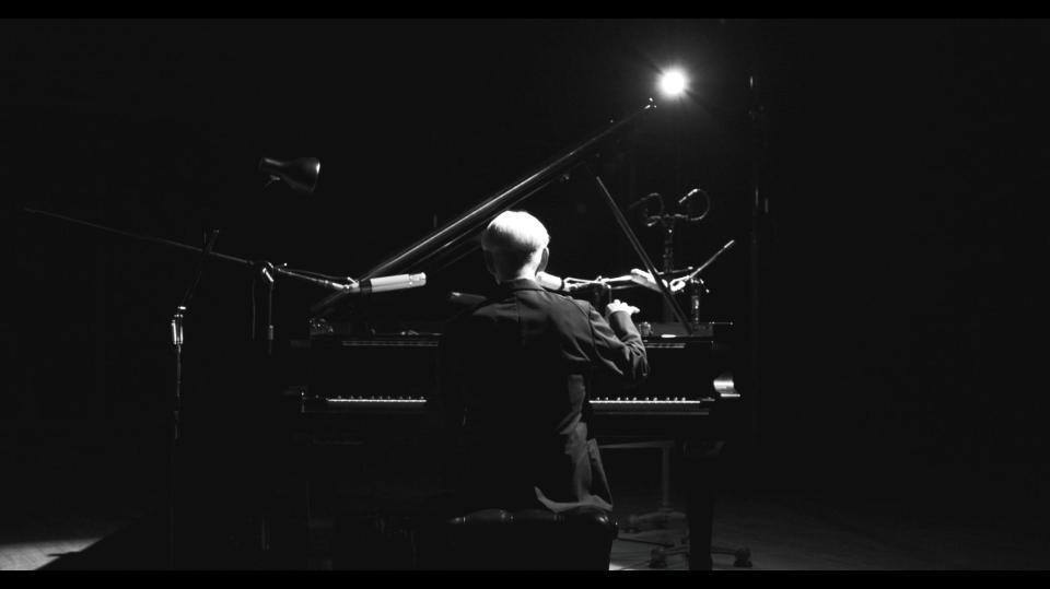 　坂本龍一『Ｒｙｕｉｃｈｉ　Ｓａｋａｍｏｔｏ：　Ｐｌａｙｉｎｇ　ｔｈｅ　Ｐｉａｎｏ　２０２２』©２０２２　ＫＡＢ　Ｉｎｃ．