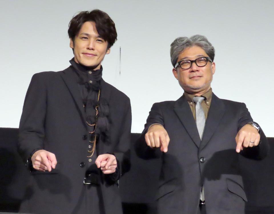 　舞台あいさつを行った宮野真守（左）と多田俊介監督