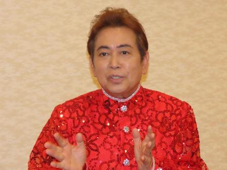 　クリスマスディナーショーを前に取材会に出席した平浩二