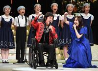 　１１月８日の「第４９回歌謡祭」で車いす姿で森口博子（右）と「マジンガーＺ」を熱唱する水木一郎さん