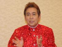 　クリスマスディナーショーを前に取材会に出席した平浩二