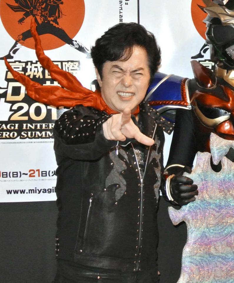 　２０１２年のイベントでＺポーズを決める水木一郎さん